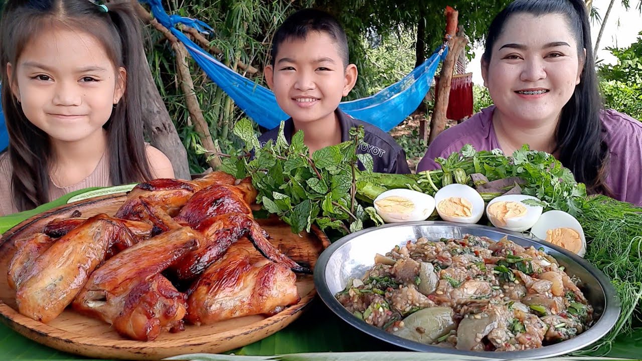 ไก่ย่างฮ้อนๆหอมๆ ซุปมะเขือไข่ต้ม แกล้มผักหลายๆเกลี้ยงถาดเลยจ้า 5 ตุลาคม พ.ศ.2565