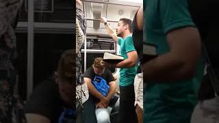 ⁣Jovem pregando no metrô parte 2