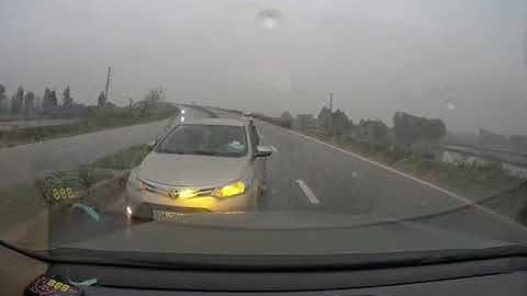 Tài xế đi NGƯỢC CHIỀU nháy đèn, thò đầu ra ngoài bắt xe khác nhường đường