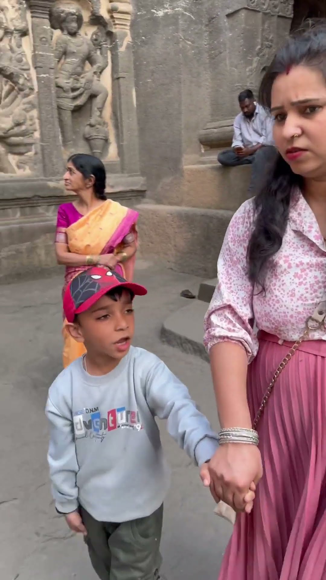 Duggu ne mummy ko dikhaya bhut bda hathi ? #shorts
