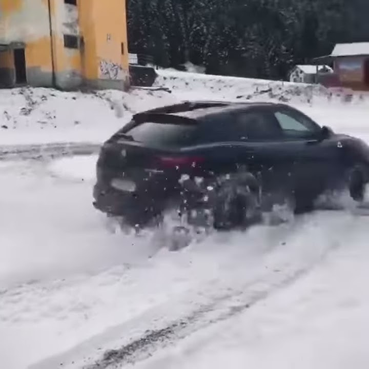 Stelvio Quadrifoglio - Insane Snow Drifting