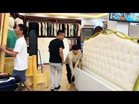 Nguyễn Tiến || Cả Team Tặng Quà Sinh Nhật Cho Bé 3 Tuổi - Trang Trí Noel Trụ Sở Quang Linh Store