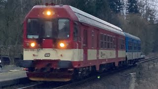 Průjezd Rakve 843 008-4 s vozem 043 na lince V41 (Sp 1815) v Chotěvicích 4.3.2023