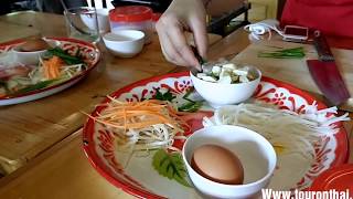 การทำผัดไทยกุ้งสดโดยโรงเรียนสอนทำอาหารไทย Making Phad Thai by Thai Farm Cooking Class, Chiang Mai