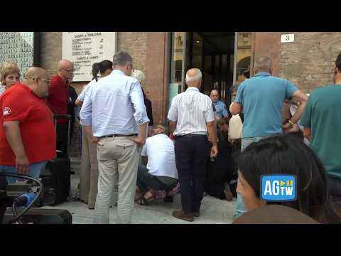 Video Bologna, la sorella di Fakir sviene durante il presidio per il fratello