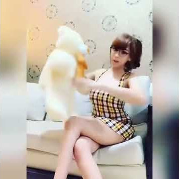 Janda muda anak satu goyang bokong