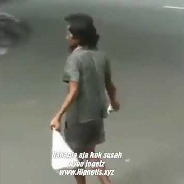 orang gila joget di jalanan