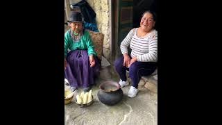 Preparando caldo de gallina criolla para almorzar con mi abuelita | AURORITA