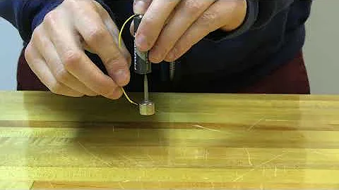 5H40.53 - Homopolar Motor - Battery and Screw