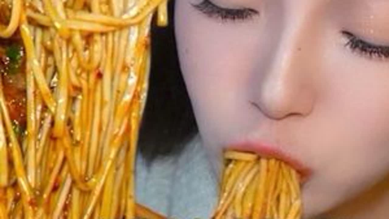 成都坠辣面馆挑战！看着轻松 吃一口直接…哇噻～没吃过这么辣的面🥹#成都最辣面馆 #美食挑战#我的美食日记#好好吃饭