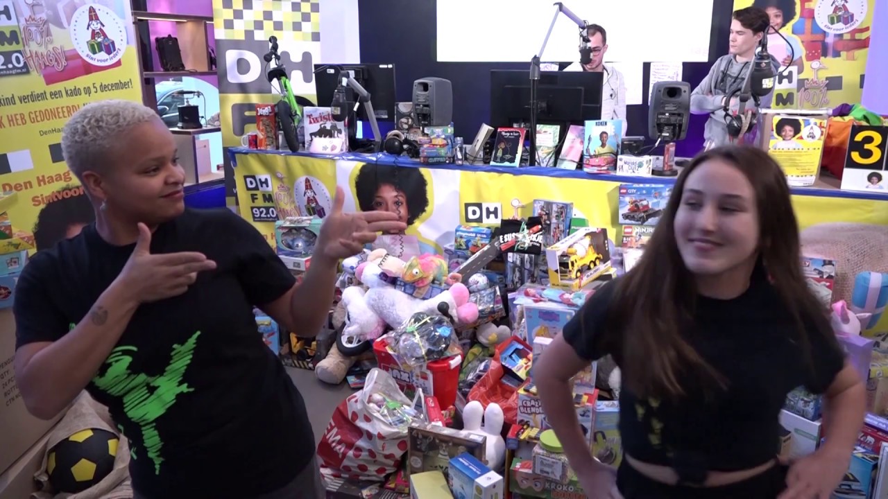 Sintvoorieder1: Lucia Marthas danst en doneert 9 poppen