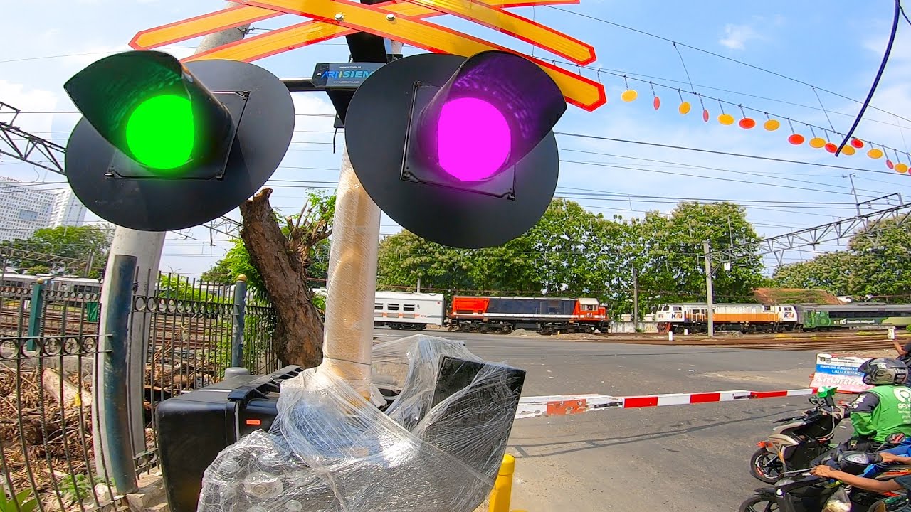 Palang Pintu Kereta Api Baru NEVER GREEN SIEMENS New Rambu X | RAILWAYS CROSSING 14