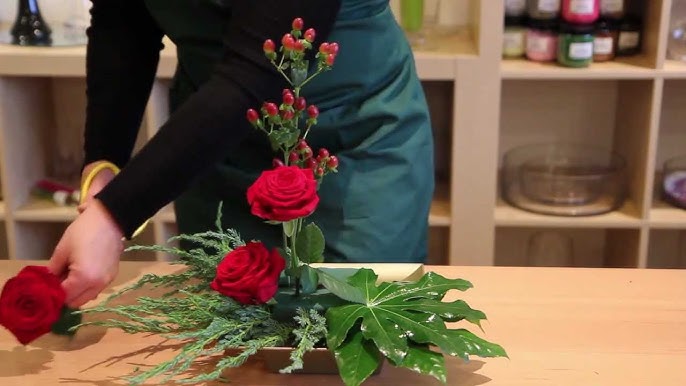 How to make an arrangement in an Eiffel Tower vase 