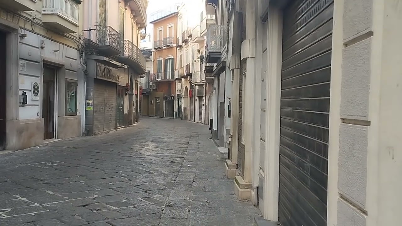 Nola una Citta' dormiente e buche a go go ( Rana)