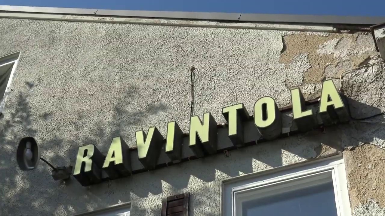 NUOHOOJA POIKKESI KYLÄSSÄ