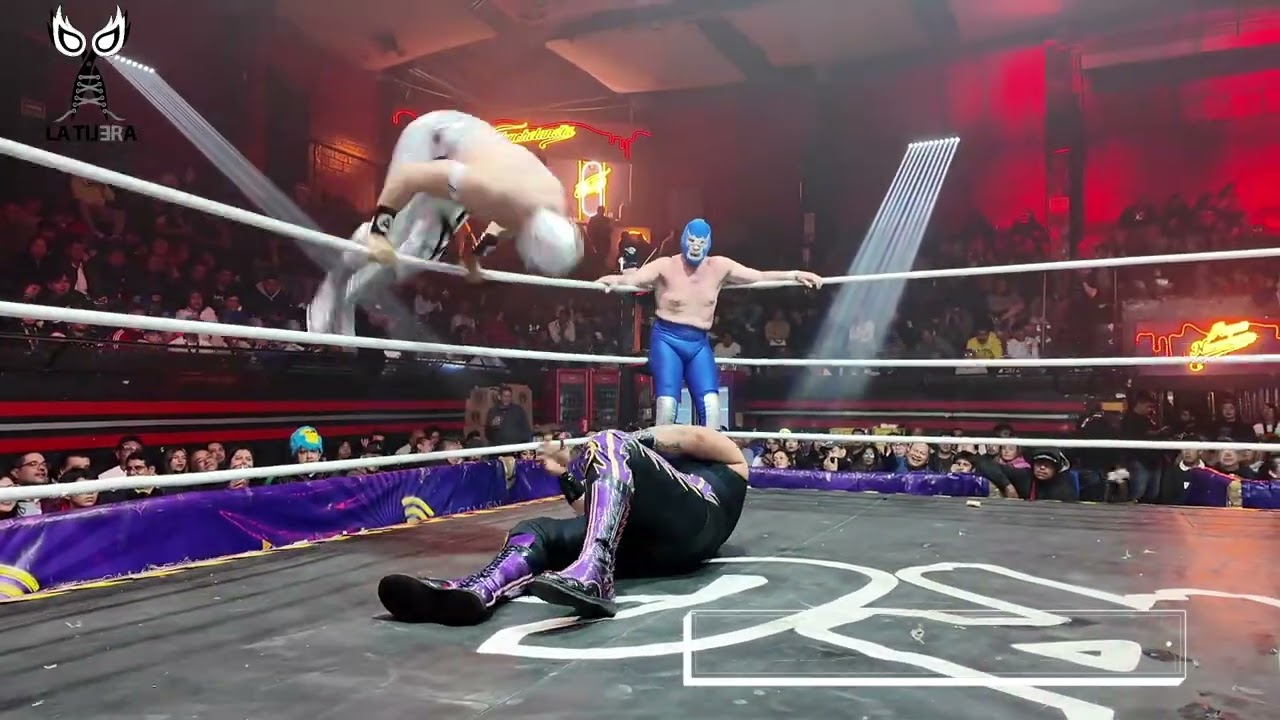 Revolución 63: Blue Demon Jr 🆚 Axel 🆚 Villano V Jr por el campeonato Jr. de Jrs.