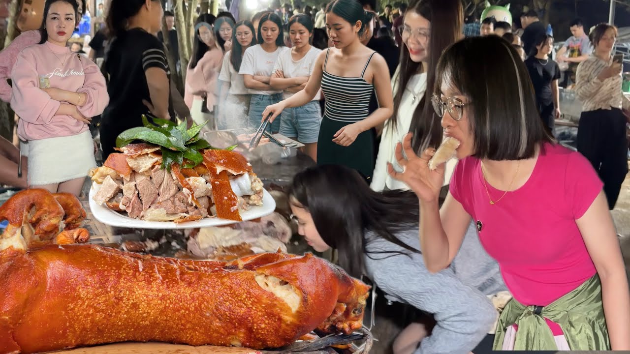 Discovering the night market selling roasted pork, people flocked to buy roasted pork to eat. BBQ