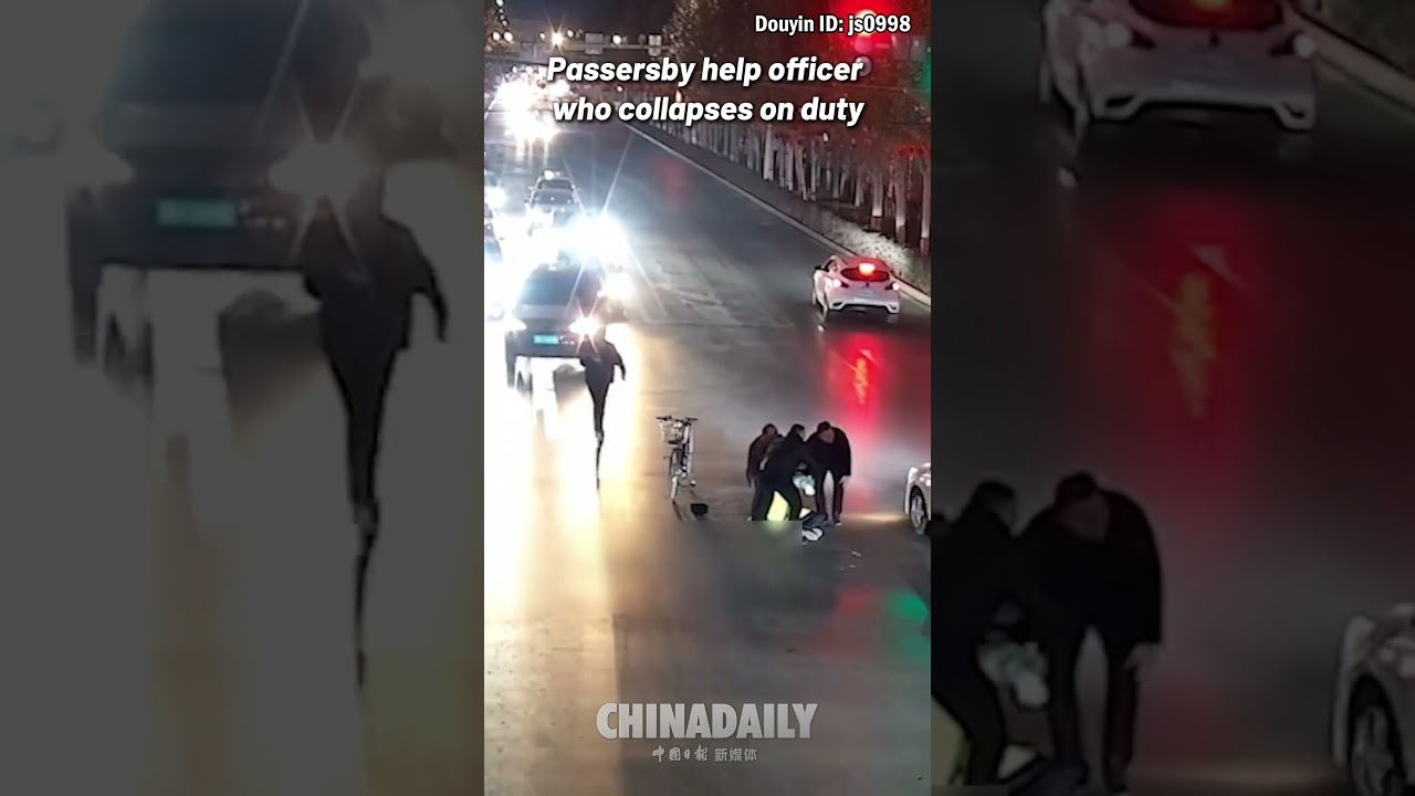 Passersby help officer who collapses on duty