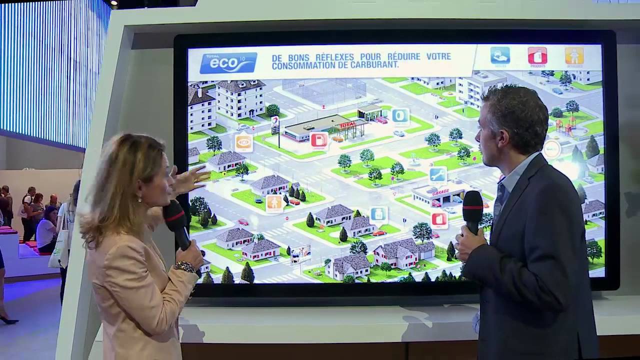 Le stand Total au Mondial de l’automobile 2014