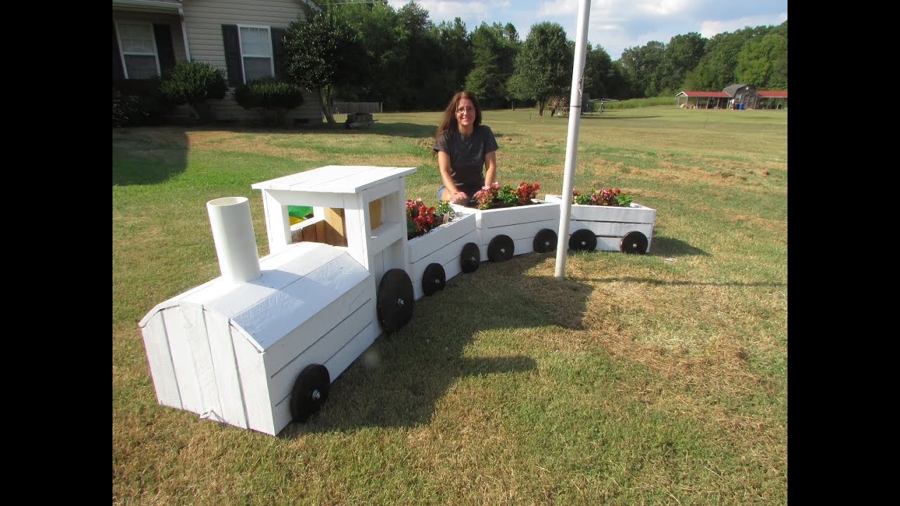 The Pallet Train Planter - YouTube