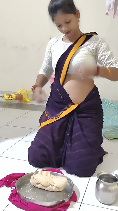 Housewife pressing 😨😵🔥 in kitchen | hot housewife Navel press | #housewife #sareelove