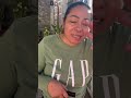 Hija corre a su mamá por abandonarlos