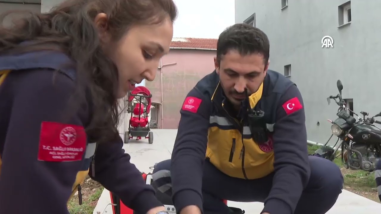 Sağlıkçı çift aynı ambulansta hastaların yardımına koşuyor