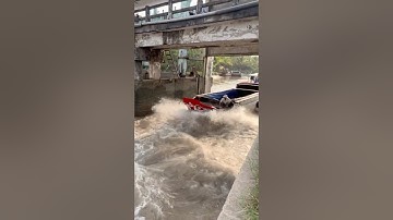 Ghe vượt cống/Boat crossing the dam.