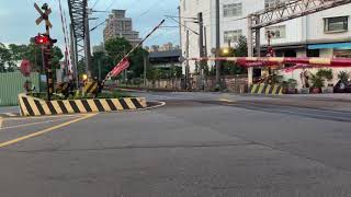1237次800型區間車往苗栗通過樹林俊英街平交道