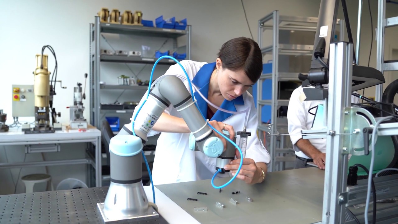 fløjte Eventyrer Luftpost Robot collaboratif - humain et robot - main dans la main. - YouTube
