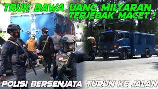 Viral !!! Truk Bawa Uang Milyaran Terjebak Macet, Polisi Bersenjata Laras Panjang Turun Ke Jalan