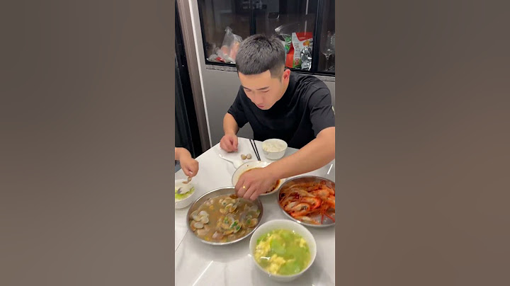 兒子吃飯總是用手，看爸爸是如何教育的！