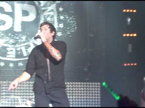 I Kissed A Girl - Simple Plan [Live]