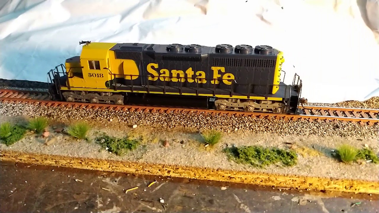 Kato A Model Train Products HO EMD #5088 SD40-2 Mid Production Santa Fe Train
