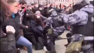 Чеченец Против Полиции На Митинге В Защиту Навального