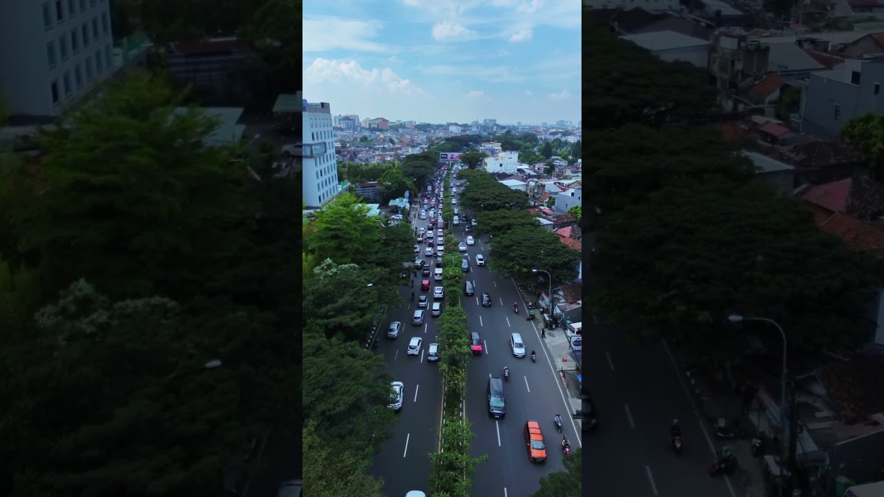 Suasana siang hari di Jalan Dr Djunjunan, Bandung 