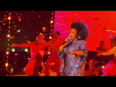 Gozando en el especial de la music latina de la Academia de los Grammy