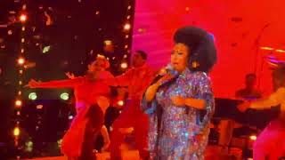 Gozando en el especial de la music latina de la Academia de los Grammy 