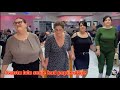 Svasta lola smije kad popije dvije