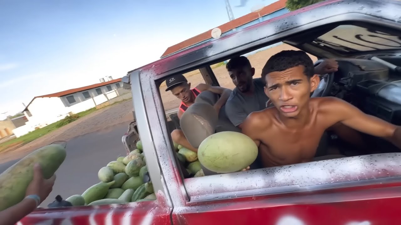 BRUTINHO VAI PRA RUA VENDER MELANCIA E OS FÃS R0UBAM TUDO