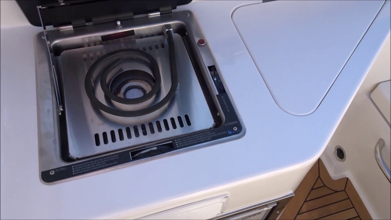 ⁣SUPER QUICK WALKAROUND - BAYLINER 742R - Fully loaded overnight or day boat,