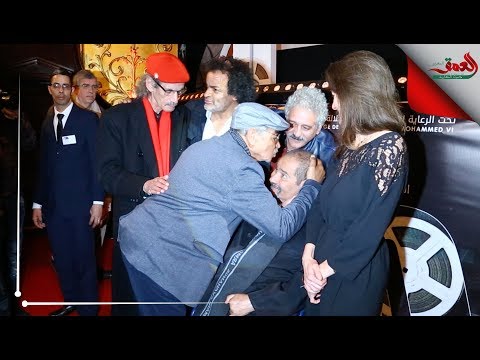 لحظة تكريم قيدوم المخرجين مصطفى الدرقاوي على كرسي متحرك بالمهرجان الوطني للفيلم بطنجة