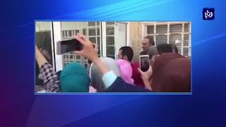 مقطعَ فيديو يُظهرُ تدافعَ عشراتِ الطلبةِ المستجدين عند بوابةِ الجامعة الأردنية - (21-9-2017)