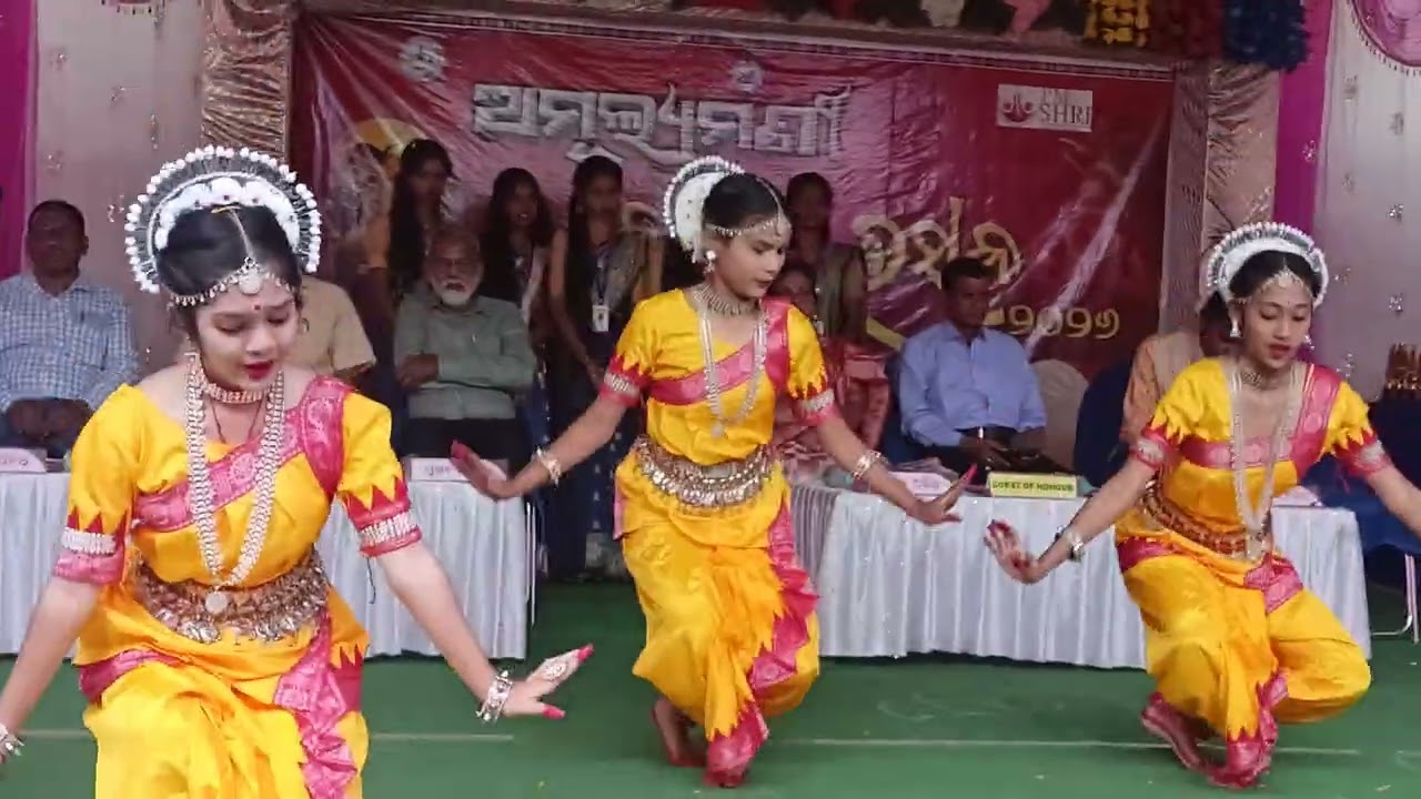 Wel come dance by students at GGHS SONEPUR