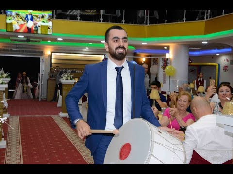Download Kına gecesinde sürpriz davulla giriş! Herkes gelini bekliyordu ama damat davulla girdi! Mp3 and Video Kına gecesinde sürpriz davulla giriş! Herkes gelini bekliyordu ama damat davulla girdi!