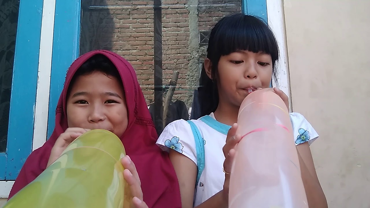 Meniup balon clean bersama teman