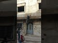 وخا ما بين الحياة أو الموت ما نساش ربه الموت ديال الضحك