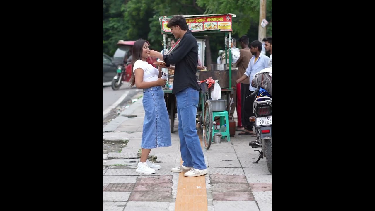 एक गोलगप्पा 100 रुपये का और एक प्लेट 500 रुपये का मैडम🤗🧆#prank 😂🤣