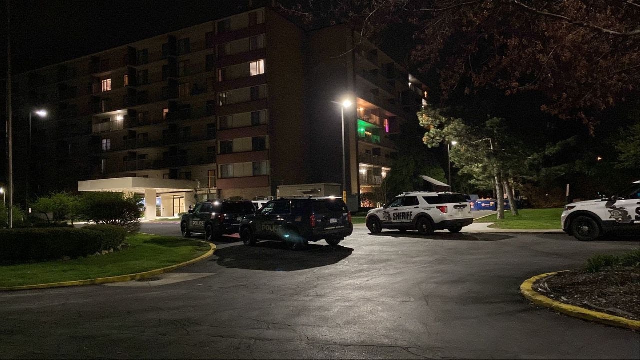 Alleged armed man barricades himself in Lansing apartment complex - YouTube
