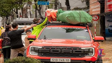 Người đàn ông mở trạm sạc dã chiến trong vùng lũ